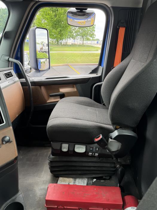2022 Freightliner Cascadia-8