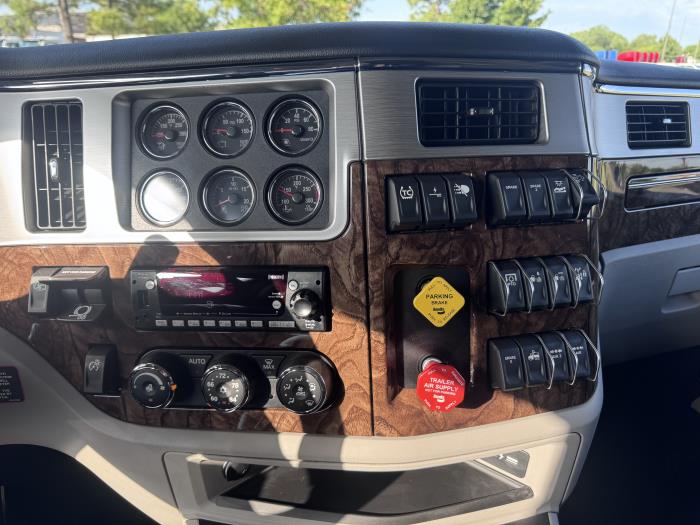 2027 Peterbilt 589-18