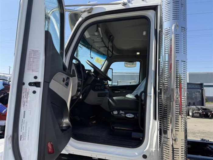 2027 Peterbilt 589-16
