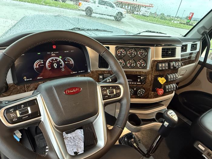 2027 Peterbilt 589-39