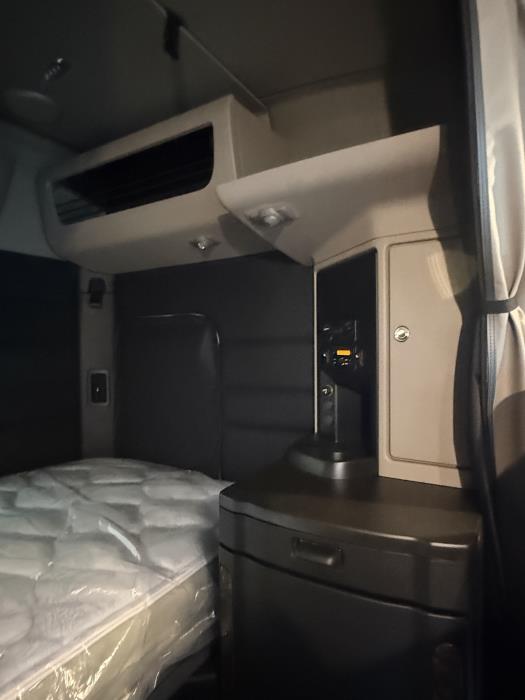 2027 Peterbilt 589-44