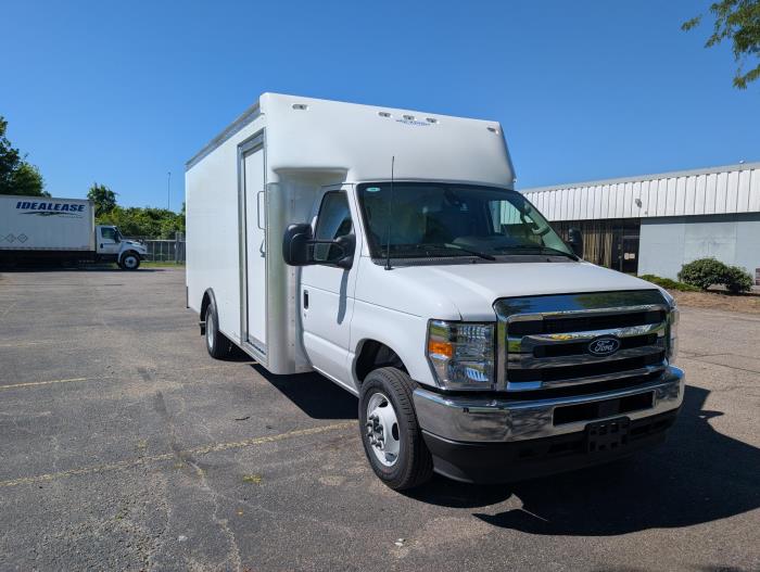 2027 Ford E-450-4