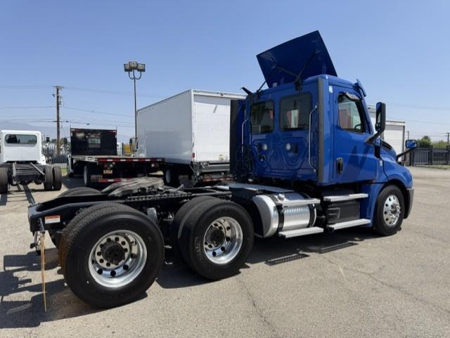 2020 Freightliner Cascadia-3