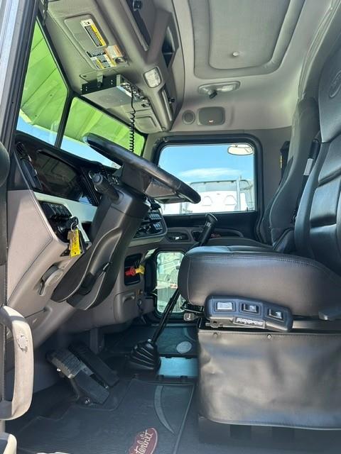 2023 Peterbilt 389-4