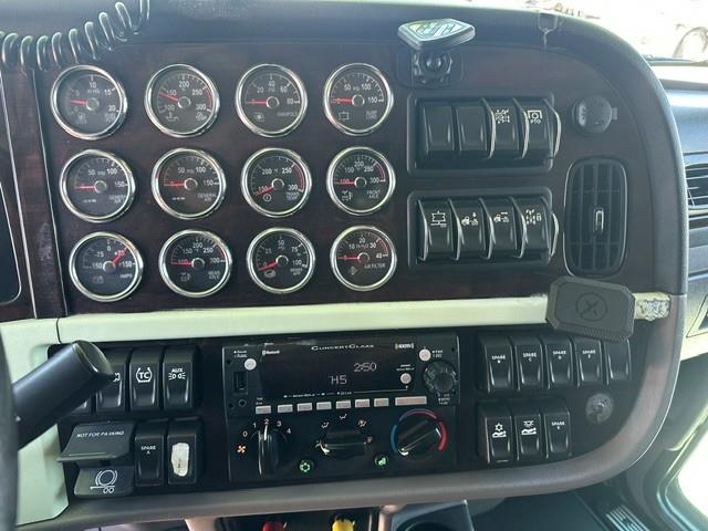 2023 Peterbilt 389-6