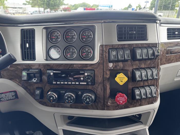 2027 Peterbilt 589-18