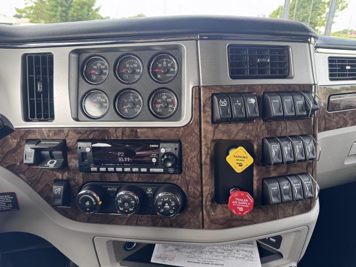 2027 Peterbilt 589-18