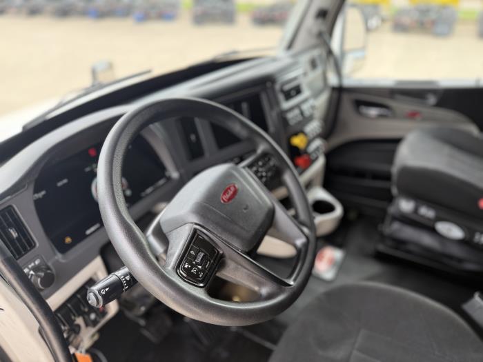 2022 Peterbilt 579-18