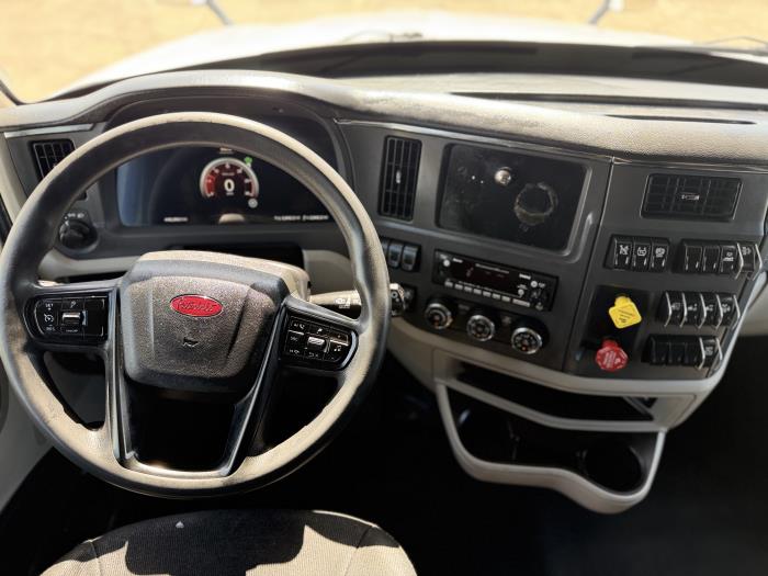 2022 Peterbilt 579-44