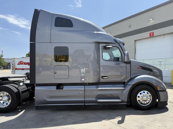 2027 Peterbilt 579-10