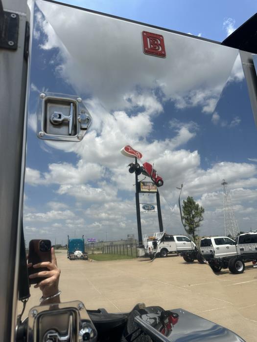 2021 Peterbilt 389-23