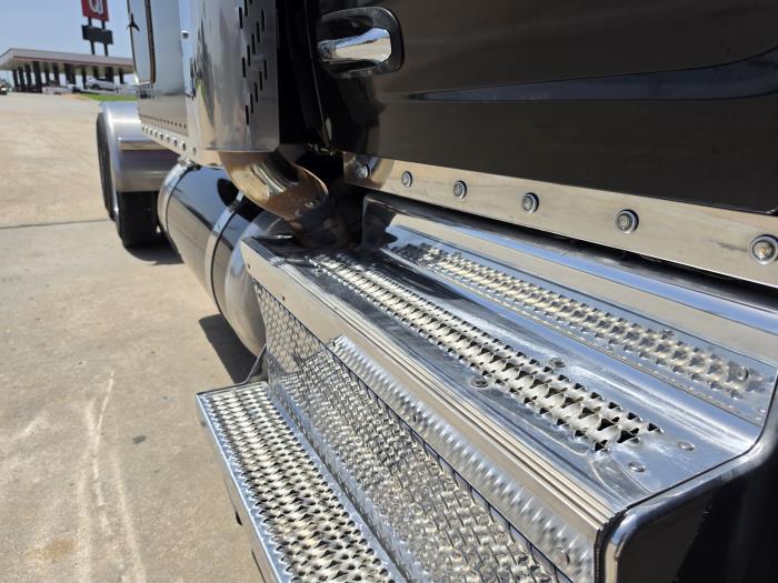 2020 Peterbilt 567-17