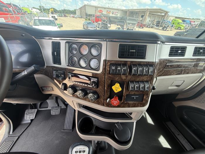 2027 Peterbilt 589-38