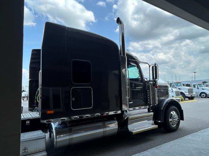 2027 Peterbilt 589-8