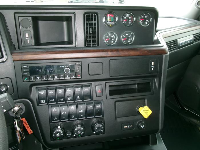 2025 International HX620-8