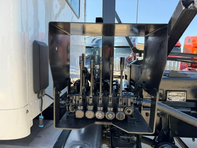 2023 Peterbilt 548-16