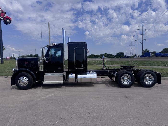 2027 Peterbilt 589-2