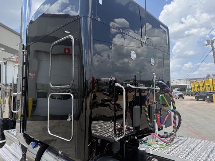 2027 Peterbilt 589-18