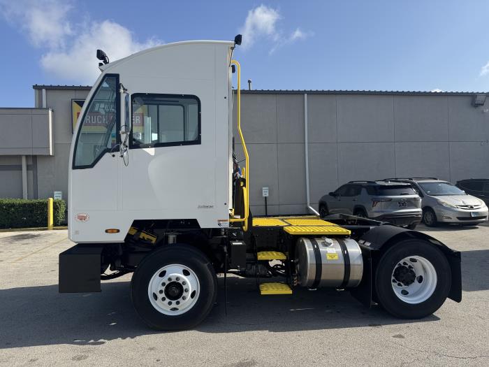 2027 Autocar ACTT42-2