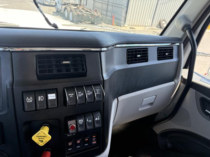 2027 Peterbilt 589-17