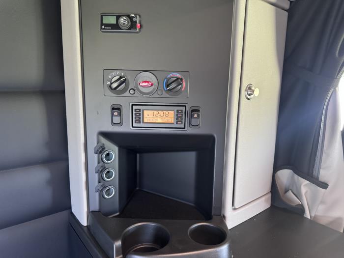2027 Peterbilt 589-31