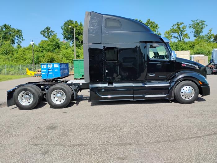 2023 Peterbilt 579-8