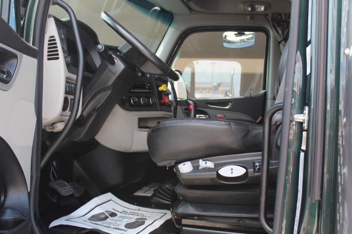 2023 Peterbilt 579-8