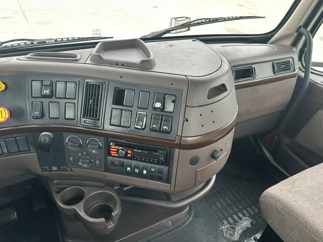 2017 Volvo VNL300-5