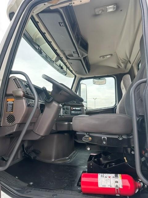 2017 Volvo VNL300-8