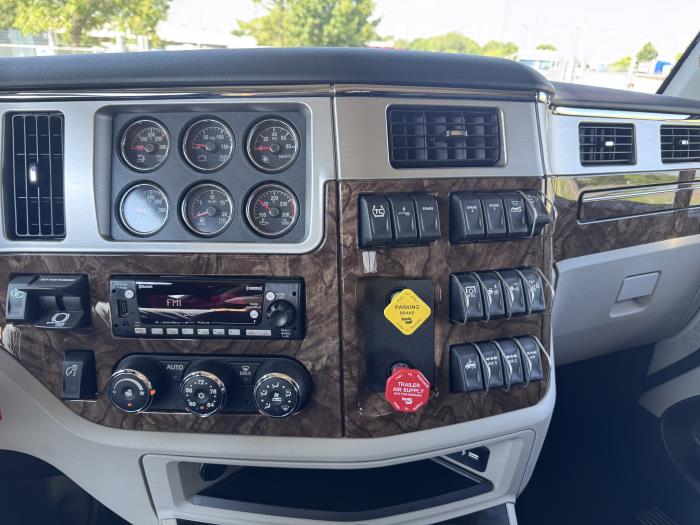 2027 Peterbilt 589-18