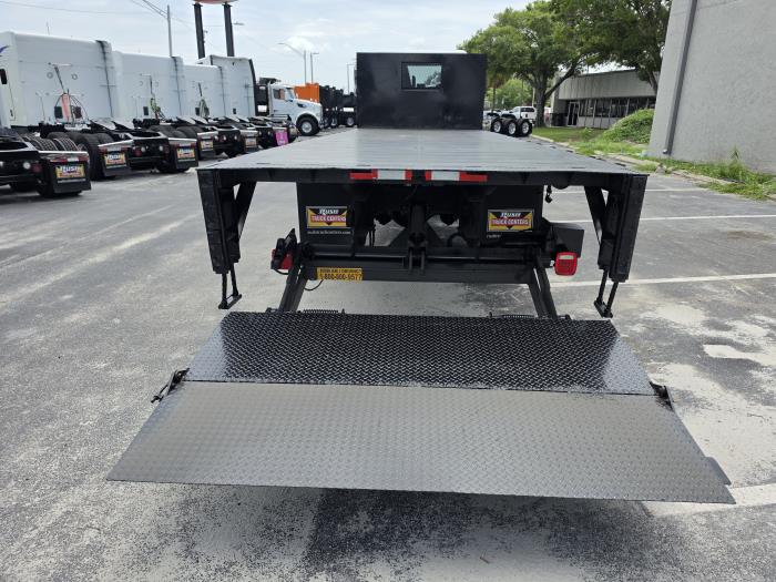 2019 Peterbilt 330-28