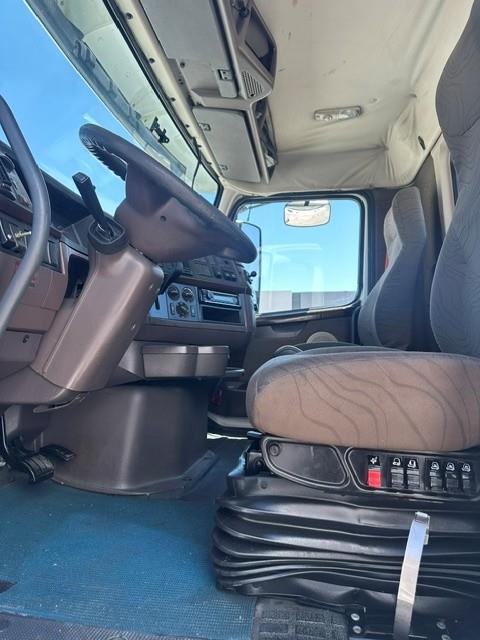 2015 Volvo VNL300-4