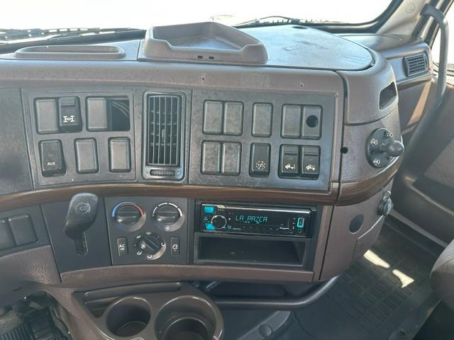2015 Volvo VNL300-11