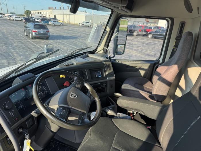 2019 Volvo VNL64T200-8