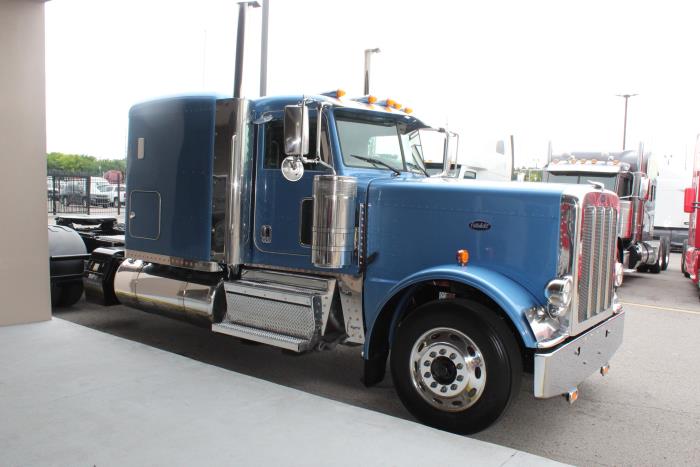 2023 Peterbilt 389-6