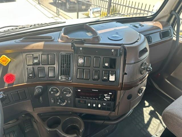 2017 Volvo VNL300-13
