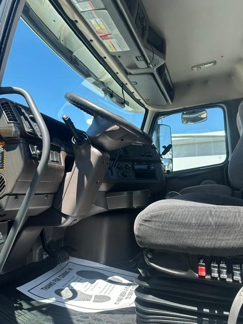 2016 Volvo VNL300-9