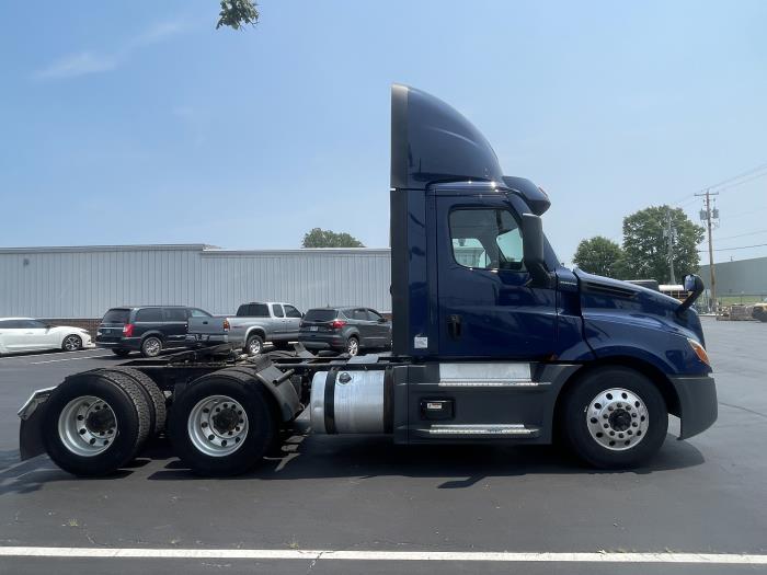 2022 Freightliner Cascadia-2