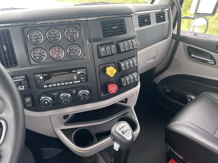 2025 Peterbilt 589-12