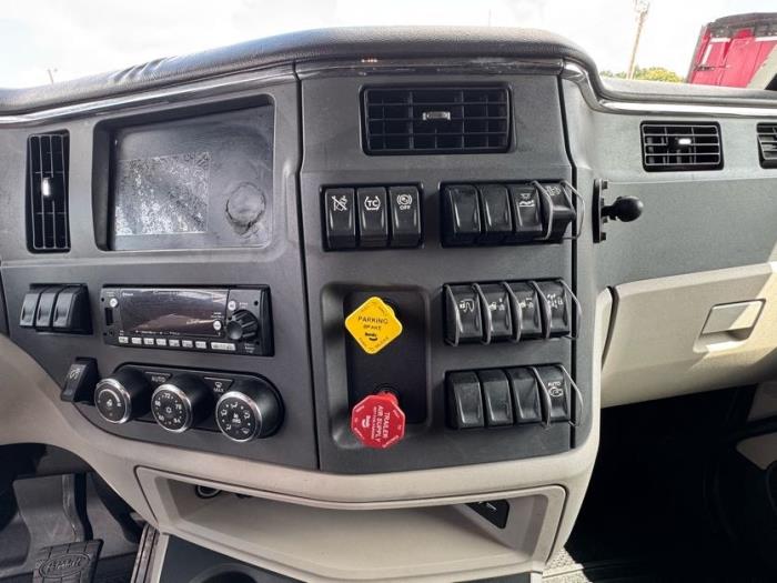 2022 Peterbilt 579-8