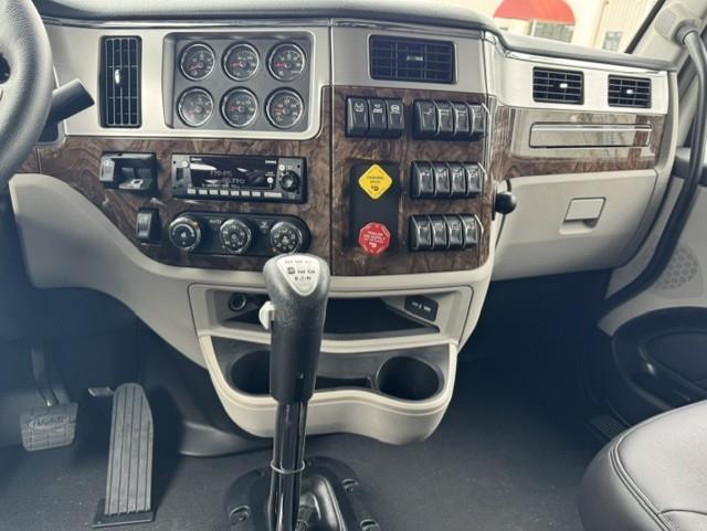 2027 Peterbilt 589-31