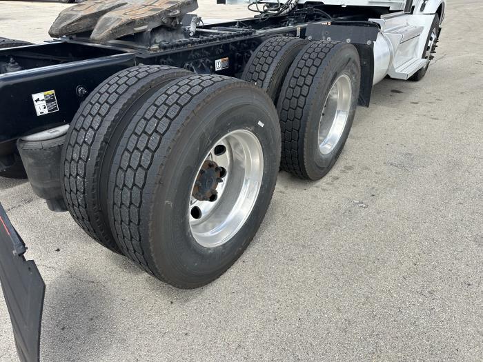 2023 Peterbilt 579-8