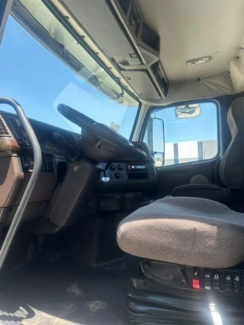 2015 Volvo VNL300-7