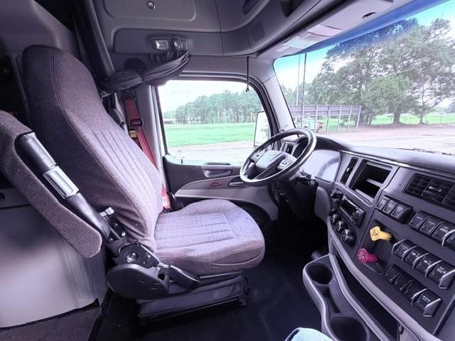 2023 Peterbilt 579-8