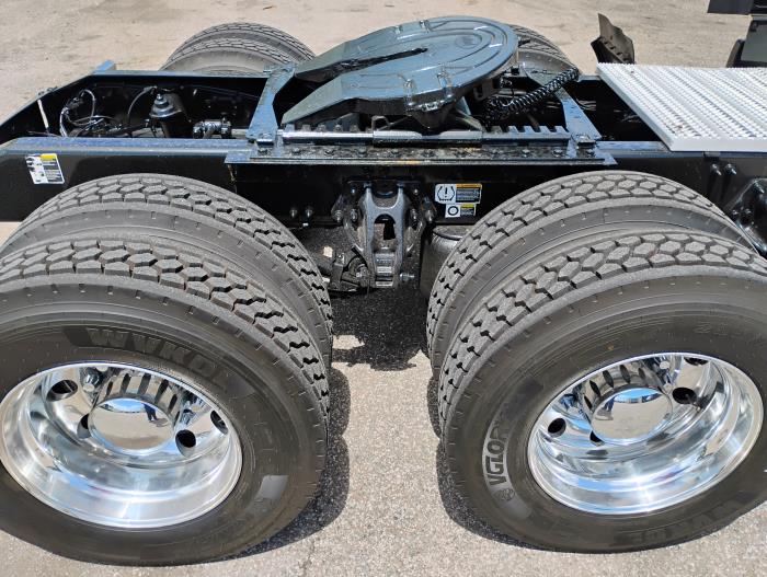 2023 Peterbilt 579-8