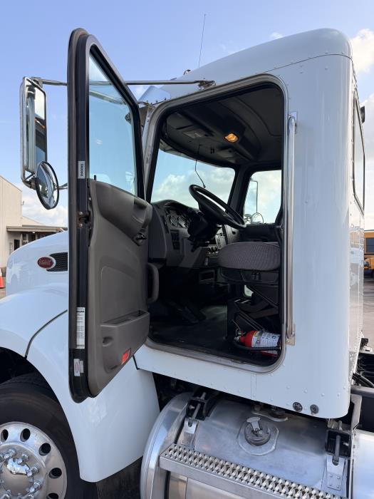 2018 Peterbilt 348-1