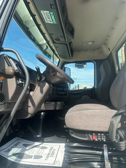 2017 Volvo VNL 300 — photo 8