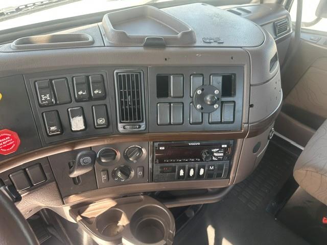 2017 Volvo VNL300-8