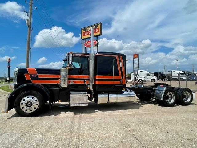 2022 Peterbilt 389-2