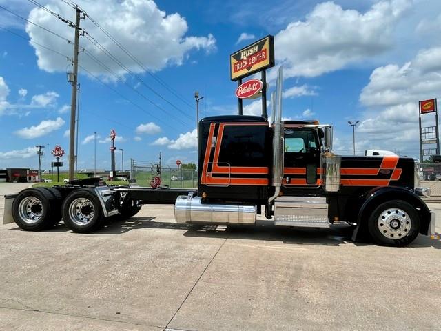 2022 Peterbilt 389-9